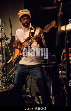La banda di ribelli di Creazione insieme con Adrian Sherwood performing live a Gretchen, Berlino Germania. Foto Stock