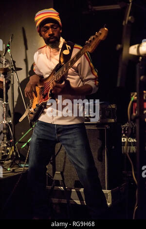 La banda di ribelli di Creazione insieme con Adrian Sherwood performing live a Gretchen, Berlino Germania. Foto Stock