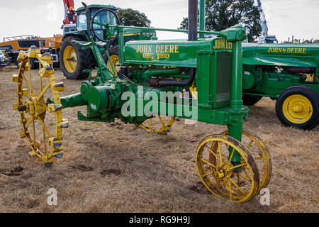 1936 Unstyled John Deere B, 4 vite del piedistallo anteriore, del trattore sul display a 2018 maniglia di avviamento Club Show di estate, Norfolk, Regno Unito. Foto Stock