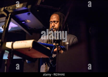 La banda di ribelli di Creazione insieme con Adrian Sherwood performing live a Gretchen, Berlino Germania. Foto Stock