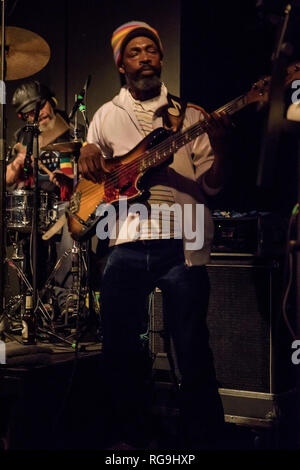 La banda di ribelli di Creazione insieme con Adrian Sherwood performing live a Gretchen, Berlino Germania. Foto Stock