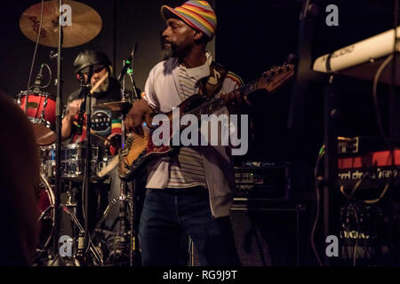 La banda di ribelli di Creazione insieme con Adrian Sherwood performing live a Gretchen, Berlino Germania. Foto Stock
