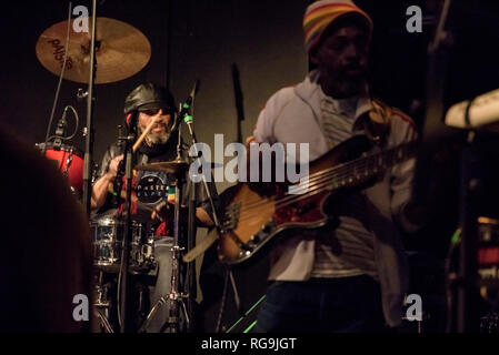 La banda di ribelli di Creazione insieme con Adrian Sherwood performing live a Gretchen, Berlino Germania. Foto Stock