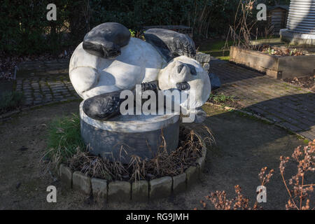 Il Living Planet Center, sede del World Wildlife Fund (WWF) di Woking, Surrey, Regno Unito. Panda gigante modello, il logo del WWF, nel giardino esterno. Foto Stock