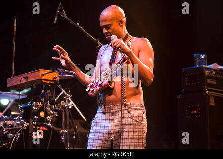 Angelo Moore cantante della band alternative rock Fishbone performing live a Kesselhaus, Berlin - Germania. Foto Stock