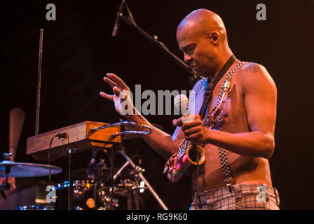 Angelo Moore cantante della band alternative rock Fishbone performing live a Kesselhaus, Berlin - Germania. Foto Stock