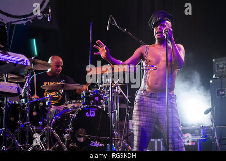 Angelo Moore cantante della band alternative rock Fishbone performing live a Kesselhaus, Berlin - Germania. Foto Stock