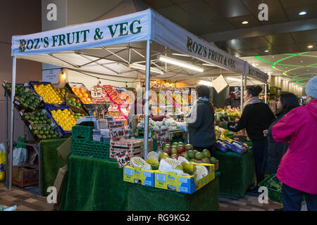 Mercato di frutta e verdura in stallo a Woking Town Center, Surrey, Regno Unito, con la gente a fare shopping. La vita di tutti i giorni. Foto Stock