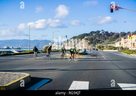 Febbraio 18, 2018 San Francisco / CA / STATI UNITI D'AMERICA - gente in bicicletta sulla fascia costiera sull'Oceano Pacifico vicino al Lands End Foto Stock