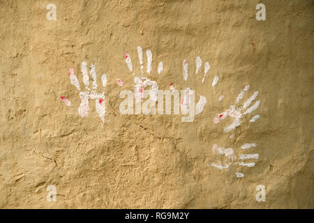 India. Bihar . Katari Middle Village. Handprints bianco su un muro di fango. Foto Stock