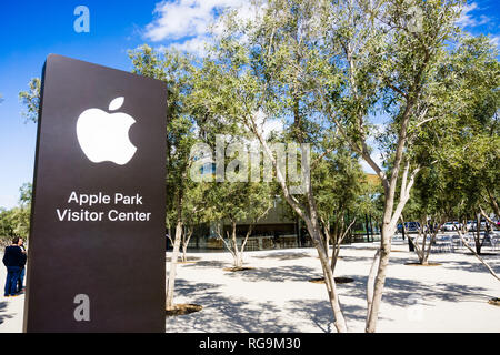 Marzo 8, 2018 Cupertino / CA / STATI UNITI D'AMERICA - Apple Il Centro Visitatori del Parco aperto recentemente in tutta la nuova sede della società nella Silicon Valley, South San Francisco ba Foto Stock