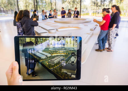 Marzo 8, 2018 Cupertino / CA / STATI UNITI D'AMERICA - persone presso l'Apple Centro Visitatori del Parco di Silicon Valley esplora i nuovi uffici di Apple utilizzando una scalata repli Foto Stock