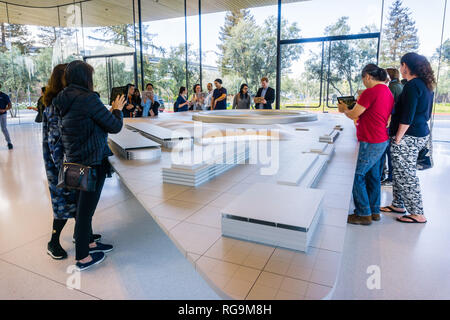 Marzo 8, 2018 Cupertino / CA / STATI UNITI D'AMERICA - persone presso l'Apple Centro Visitatori del Parco di Silicon Valley esplora i nuovi uffici di Apple utilizzando una scalata repli Foto Stock