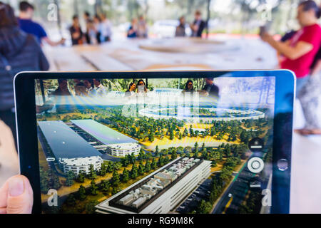 Marzo 8, 2018 Cupertino / CA / STATI UNITI D'AMERICA - persone presso l'Apple Centro Visitatori del Parco di Silicon Valley esplora i nuovi uffici di Apple utilizzando una scalata repli Foto Stock