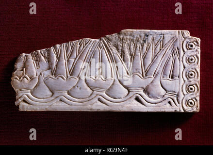 Fiori di loto & gemme: Nimrud Avorio da Camera SW12 Fort Shalmaneser entro la città assira di Nimrud, nord Iraq, fotografato nel Museo di Ipswich. Foto Stock