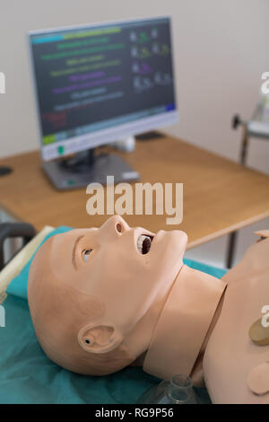 Healthcare simulatore paziente per la moderna formazione pratica dei professionisti della salute negli ospedali. Foto Stock