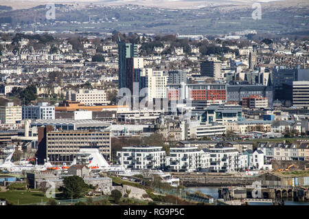 Beckley Point studente alto aumento a Plymouth; Plymouth centro città; da Mount Edgcumbe; Millbay Docks sviluppo in primo piano Foto Stock