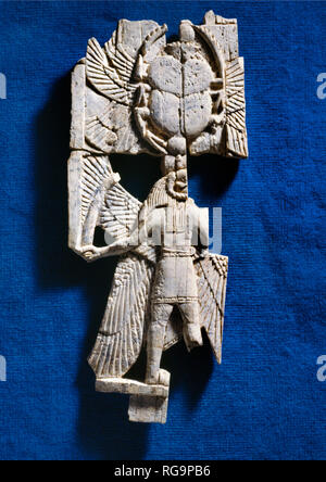 Scarabeo scarabeo & divinità: Nimrud Avorio da Camera SW12 Fort Shalmaneser entro la città assira di Nimrud, Iraq, fotografata nell'Iraq Museum di Baghdad Foto Stock