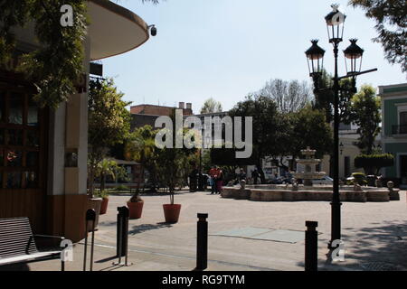 Foto tomada en n.a. plazoleta en el centro de Guadalajara Jalisco México al medio día en donde se siente la tranquilidad y nostalgia de la arqui Foto Stock