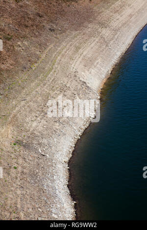 Basso livello dell'acqua al serbatoio Biggetalsperre, Attendorn, Germania, Europa Foto Stock