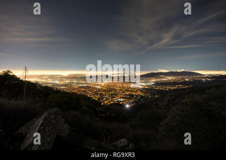 Notte di Nebbia vista di Pasadena, Glendale e il centro cittadino di Los Angeles dalla montagna di eco in Angeles National Forest. Foto Stock