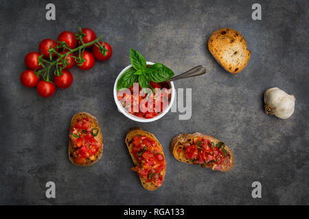 Bruschetta con pomodoro, basilico, aglio e pane bianco Foto Stock