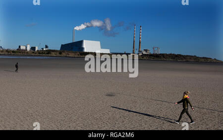 28/1/2018. Il sole invernale getta ombre lunghe oltre l attività sociale a Sandymount Strand in Dublino. Foto Stock