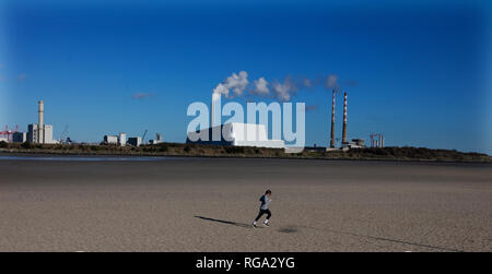 28/1/2018. Il sole invernale getta ombre lunghe oltre l attività sociale a Sandymount Strand in Dublino. Foto Stock