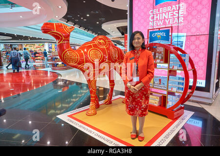 DUBAI, Emirati Arabi Uniti - circa gennaio, 2017: promouter in rosso stile asiatico abbigliamento a Dubai International Airport. L'aeroporto è a casa per i voli a lungo raggio e del gestore Foto Stock