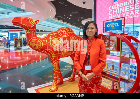 DUBAI, Emirati Arabi Uniti - circa gennaio, 2017: coperta ritratto di promouter in rosso stile asiatico abbigliamento a Dubai International Airport. L'aeroporto è a casa per il Foto Stock