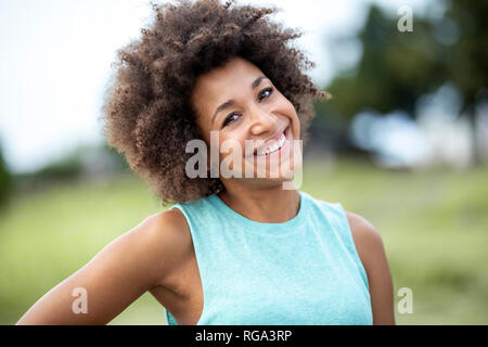 Ritratto di donna felice all'aperto Foto Stock