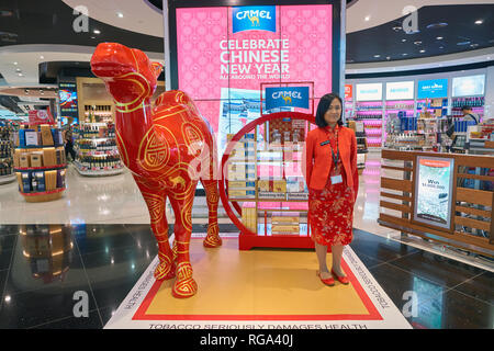 DUBAI, Emirati Arabi Uniti - circa gennaio, 2017: promouter in rosso stile asiatico abbigliamento a Dubai International Airport. L'aeroporto è a casa per i voli a lungo raggio e del gestore Foto Stock