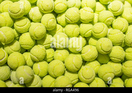 Gomma da masticare in forma di una palla da tennis nel negozio Foto Stock