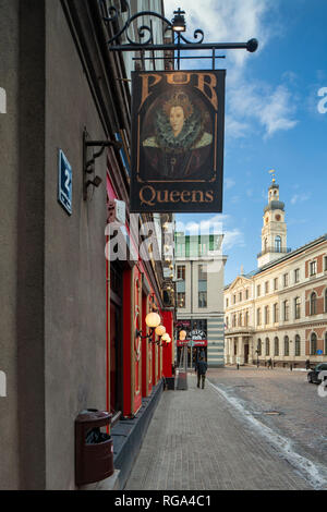Giornata invernale nella città vecchia di Riga, Lettonia. Town Hall in distanza. Foto Stock
