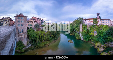 Italia Friuli Venezia Giulia, Cividale del Friuli, Ponte del Diavolo, fiume Natisone Foto Stock