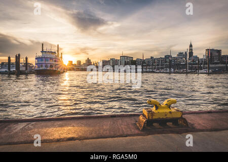 Germania, Amburgo, Hafencity, Sandtorhoeft, vista città Sporthafen presso sunrise Foto Stock