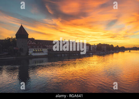 Germania Baden-Wuerttemberg, di Costanza, il lago di Reno, torre Rheintor al tramonto Foto Stock