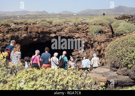 I turisti entrare Cueva de los Verdes (verde grotte) un tubo di lava formata 5000 anni fa, vicino a Jameos del Agua, Haria, Isola Canarie, Lanzarote Foto Stock