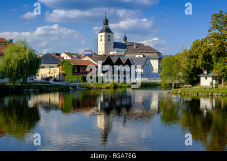 Germania, Bassa Baviera, Regen, cityview e fiume Regen, la chiesa di San Michele Foto Stock