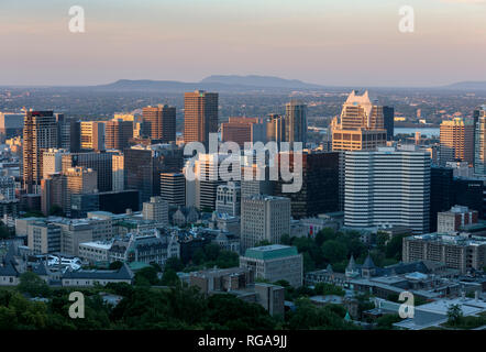 Montreal, Quebec, Canada, 17 Giugno 2018: Montreal Downtown skyline al tramonto, vista dal Belvedere Kondiaronk Foto Stock