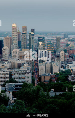 Montreal, Quebec, Canada, 17 Giugno 2018: Montreal skyline al tramonto, vista dal Belvedere Kondiaronk Foto Stock