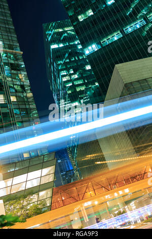 SINGAPORE, Singapore - circa settembre, 2017: grattacieli della città di Singapore di notte, Singapore. Foto Stock