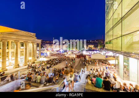 Germania, Stuttgart, Schlossplatz Nuovo Palazzo, Koenigsbau, Museo d'arte durante la festa estiva, blu ora Foto Stock