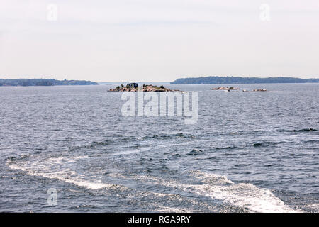 Thousand Islands National Park, fiume San Lorenzo, Ontario, Canada, 17 Giugno 2018: Uno dei tanti splendidi cottage sull'arcipelago in estate Foto Stock