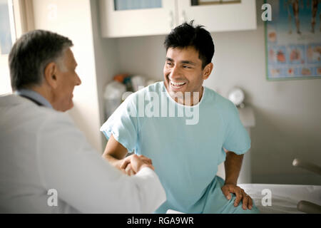 Senior consulenza medico con un paziente dopo un esame medico. Foto Stock