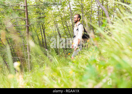 L'Italia, Massa, uomo sorridente escursionismo nelle Alpi Apuane montagne Foto Stock