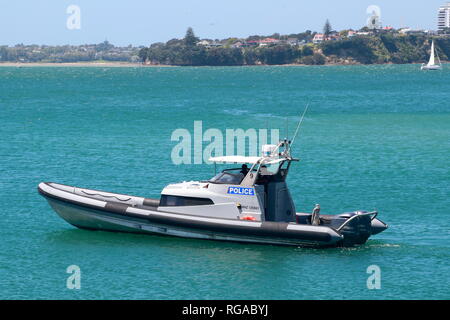 La polizia rigida-scafo gommone nel porto di Auckland, Nuova Zelanda Foto Stock