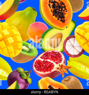 Frutti tropicali seamless pattern. La caduta di frutti esotici isolato su sfondo blu Foto Stock