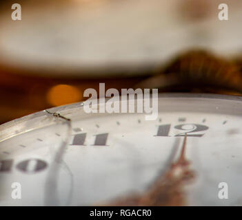 Still Life macro a colori di antica storica vecchia tasca orologi d'oro, simbolico,figurativo di decadimento, fading,ora,passato,invecchiamento,l'età,carpe diem Foto Stock