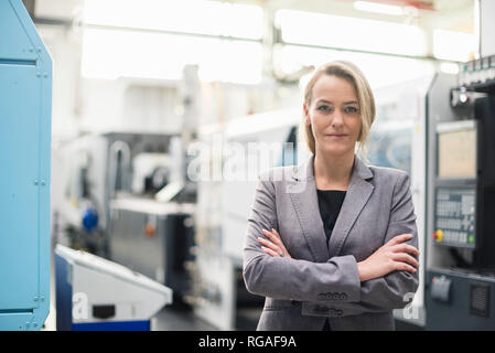 Ritratto di donna fiducioso in fabbrica e negozio Foto Stock